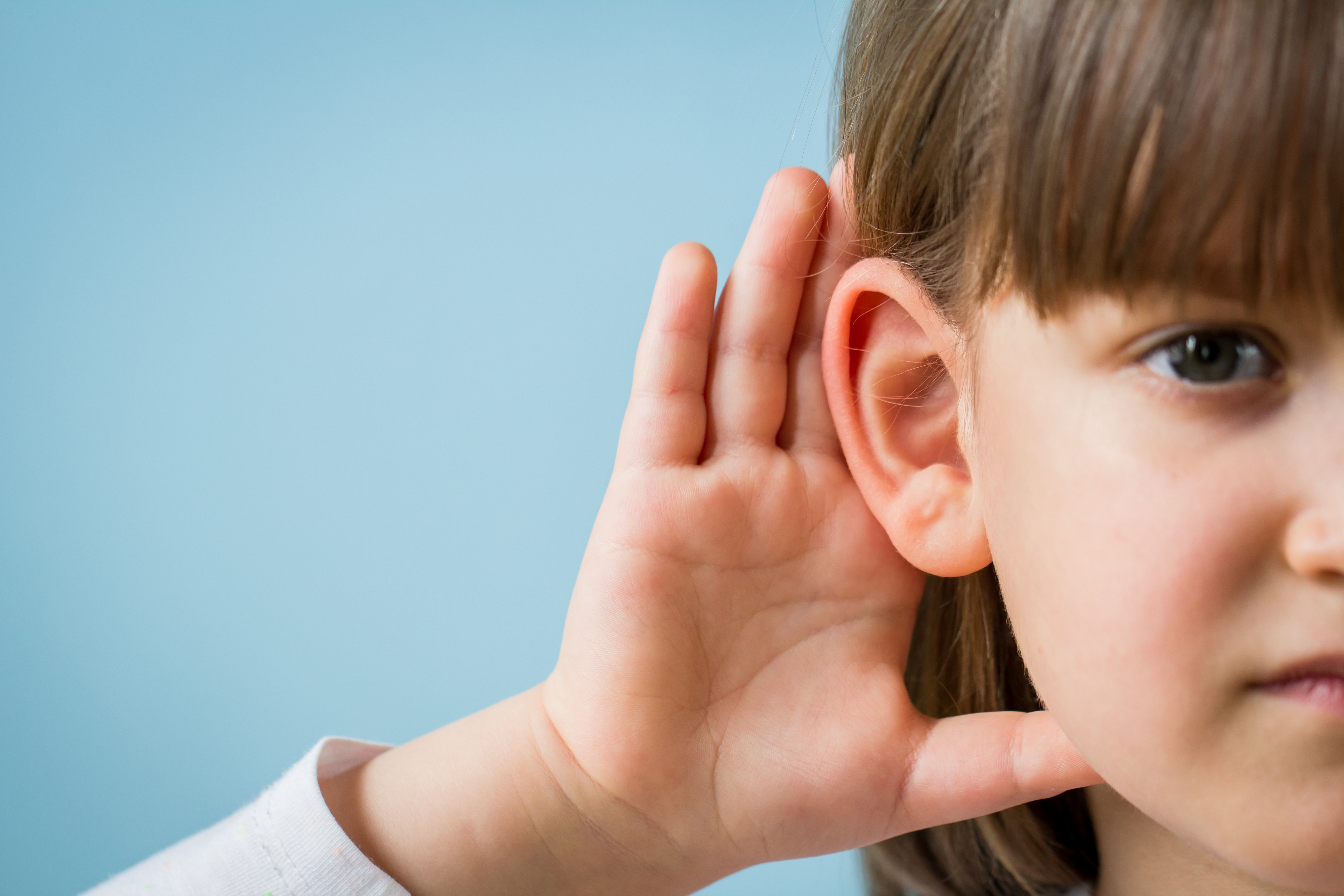 Слышать месяц. Дети с нарушением слуха.. Детские уши. Нарушение слуха и зрения. Плохой слух.
