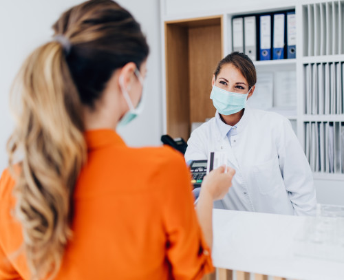 Recepciós és pénztáros ügyfélszolgálati munkatárs