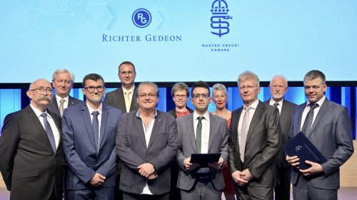RICHTER ÉRDEMÉREM DÍJAT KAPOTT DR. PÉTERFI ISTVÁN